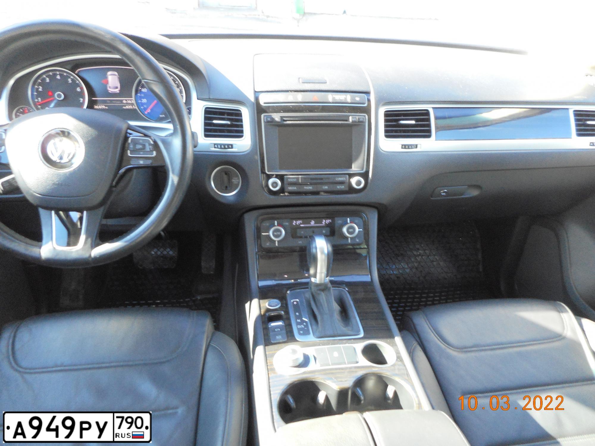 Фото автомобиля VOLKSWAGEN TOUAREG, 2016 — госномер А949РУ790. Цвет: Белый