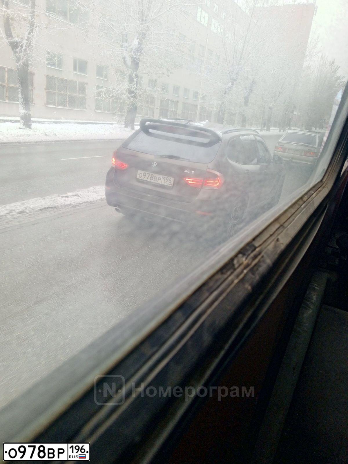 Фото автомобиля BMW X1, 2013 — госномер О978ВР196. Цвет: Коричневый