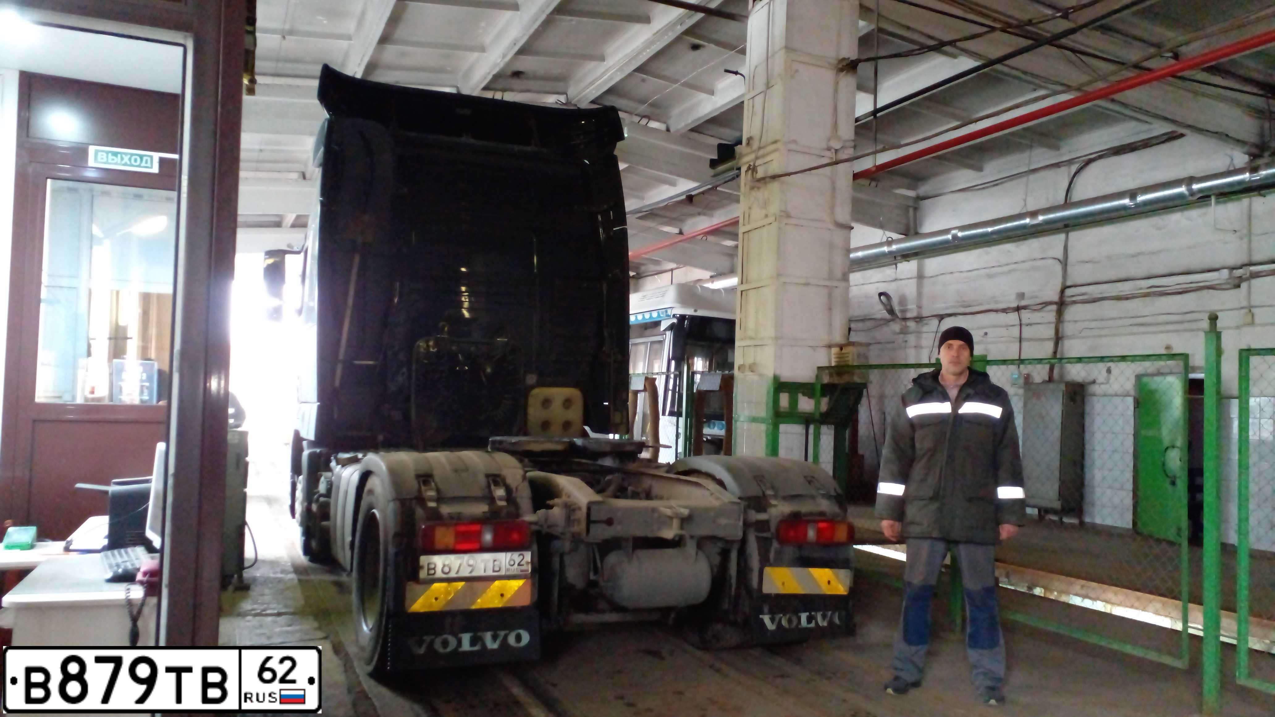 Фото автомобиля VOLVO FH, 2008 — госномер О993КК44. Цвет: ЧЕРНЫЙ