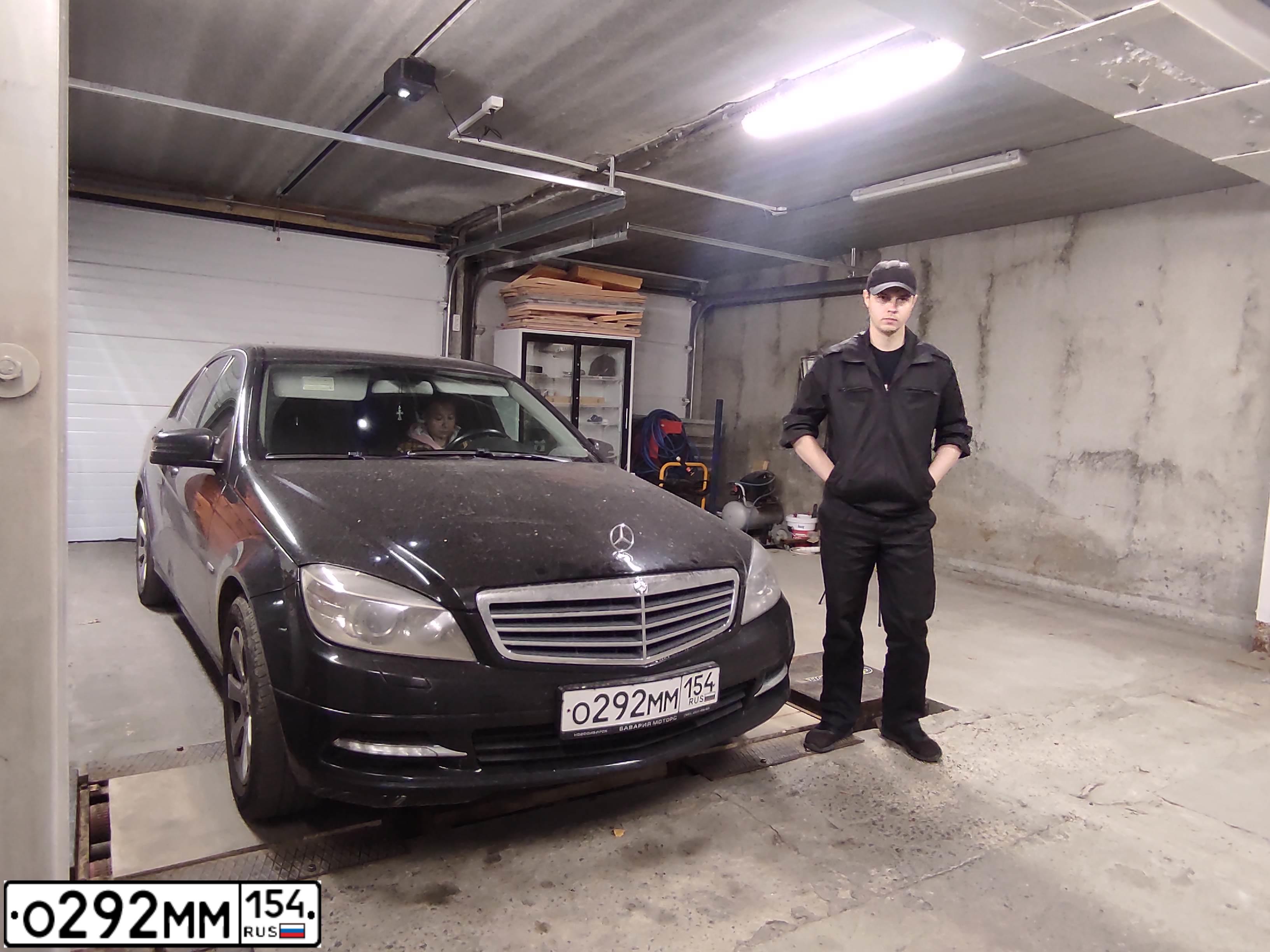 Фото автомобиля MERCEDES-BENZ C-CLASS, 2010 — госномер Р522ХА154. Цвет: ЧЕРНЫЙ