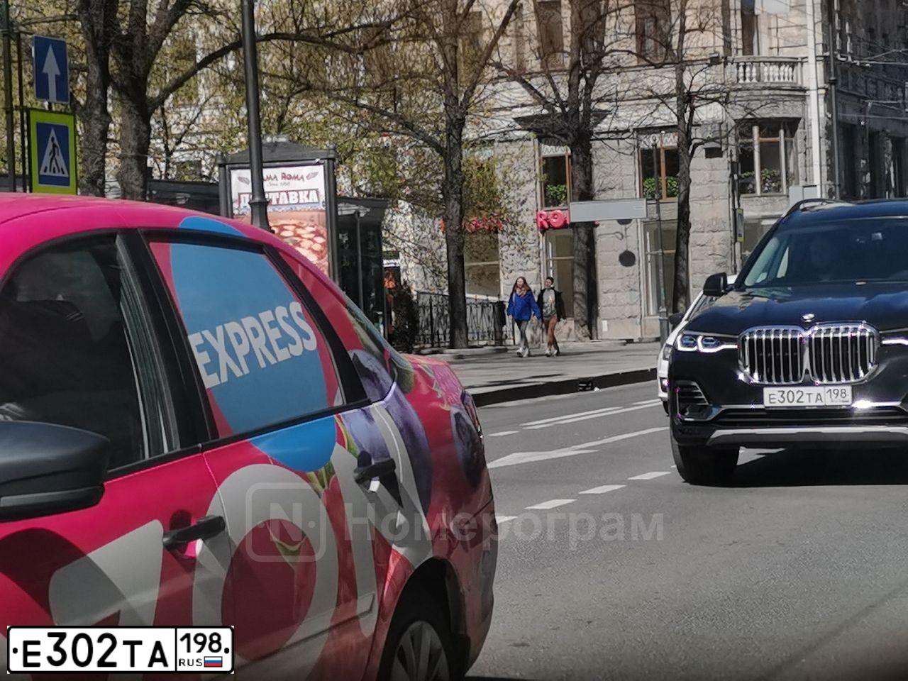 Фото автомобиля BMW X7, 2020 — госномер Е302ТА198. Цвет: ЧЕРНЫЙ