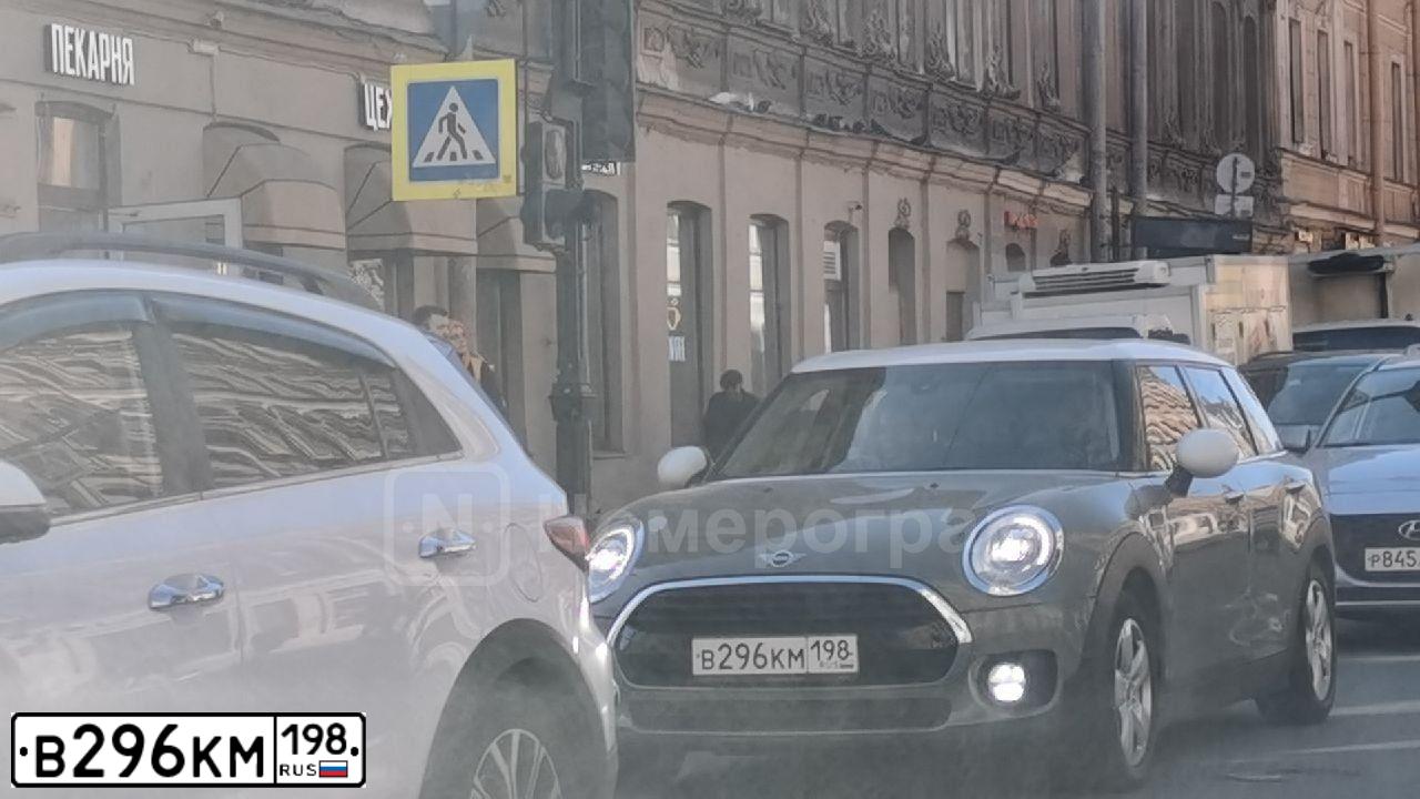 Фото автомобиля MINI MINI COOPER CLUBMAN, 2018 — госномер В296КМ198. Цвет: СЕРЫЙ