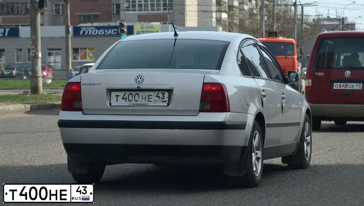 Фото автомобиля VOLKSWAGEN PASSAT, 1997 — госномер Т400НЕ43. Цвет: СЕРЕБРИСТЫЙ