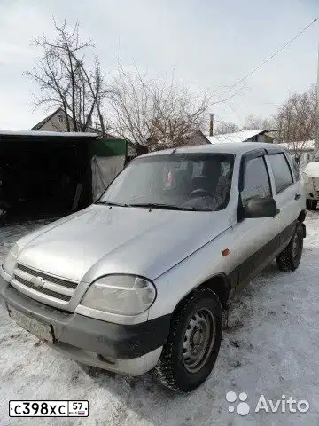 Фото автомобиля CHEVROLET NIVA, 2003 — госномер О312КВ32. Цвет: Светло-Серебристый металлик