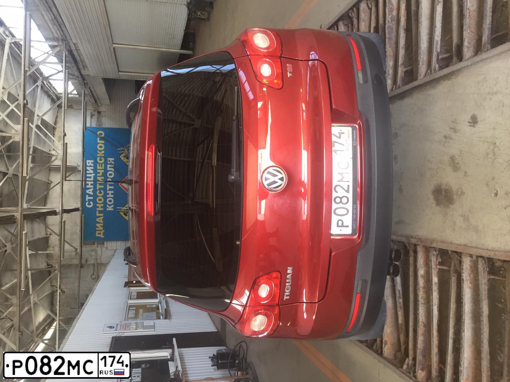 Фото автомобиля VOLKSWAGEN TIGUAN, 2009 — госномер Р082МС174. Цвет: ВИШНЕВО-КРАСНЫЙ