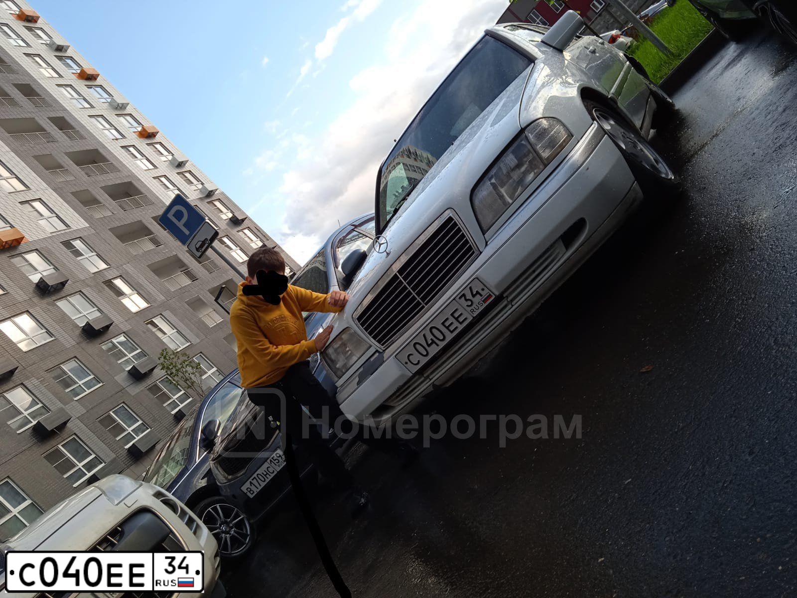Фото автомобиля MERCEDES C-KLASSE, 1996 — госномер С040ЕЕ34. Цвет: Белый