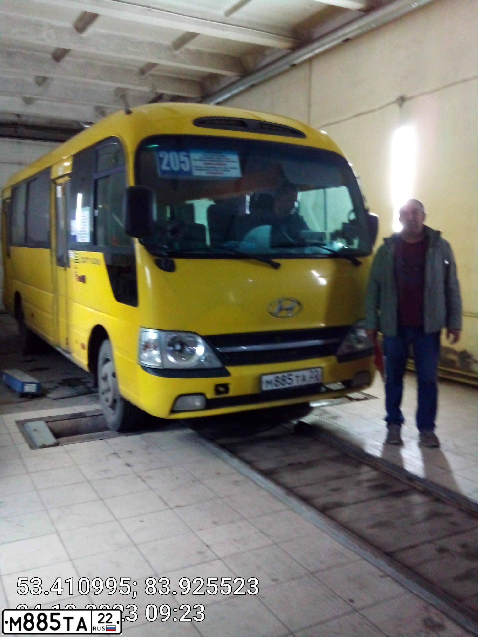 Фото автомобиля HYUNDAI COUNTY, 2011 — госномер М885ТА22. Цвет: ЖЕЛТЫЙ