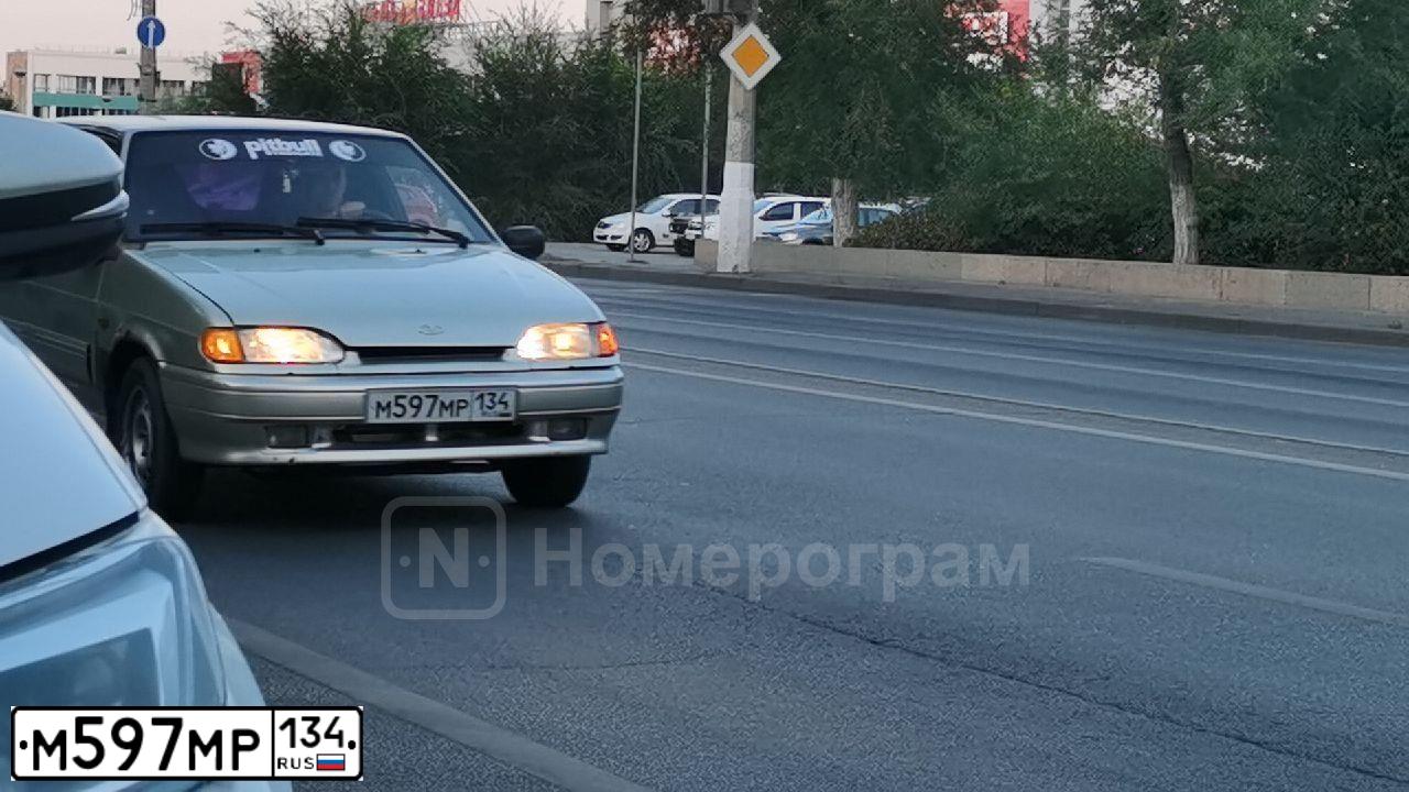 Фото автомобиля LADA 2114 SAMARA, 2005 — госномер М597МР134. Цвет: СЕРЕБРИСТО-БЕЖЕВЫЙ