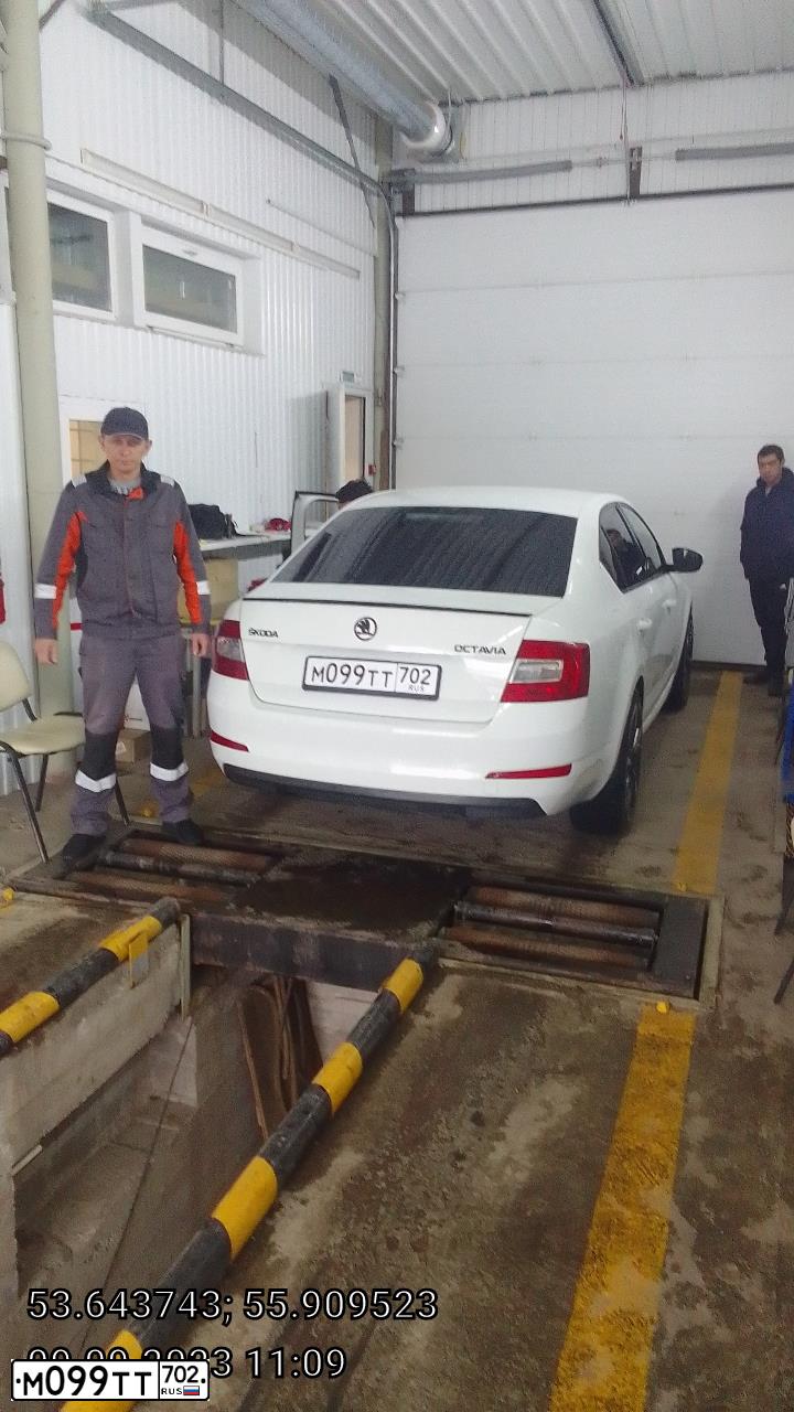 Фото автомобиля SKODA OCTAVIA, 2016 — госномер М099ТТ702. Цвет: Белый