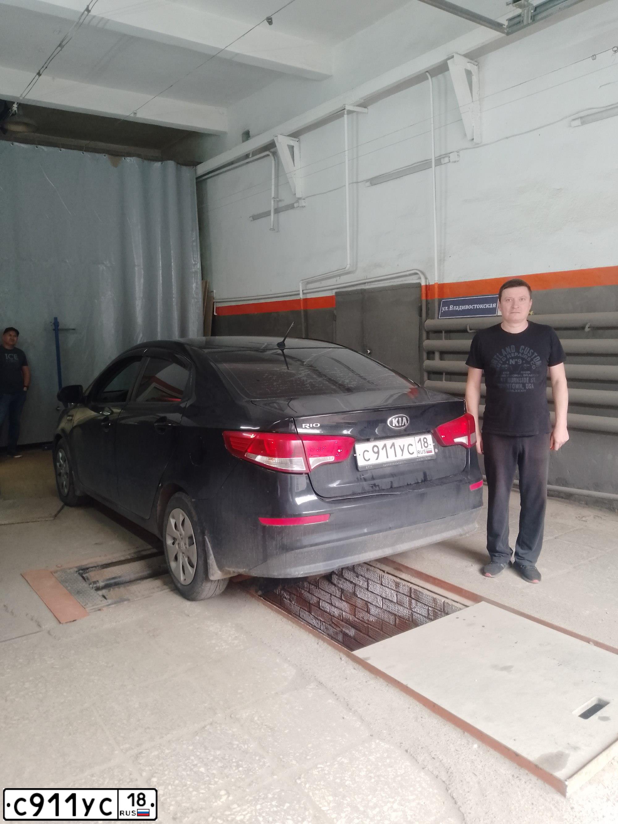 Фото автомобиля KIA RIO, 2015 — госномер С911УС18. Цвет: ЧЕРНЫЙ