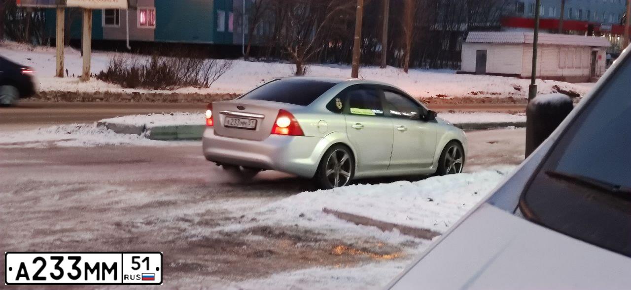 Фото автомобиля FORD FOCUS, 2009 — госномер А233ММ51. Цвет: СЕРЕБРИСТЫЙ