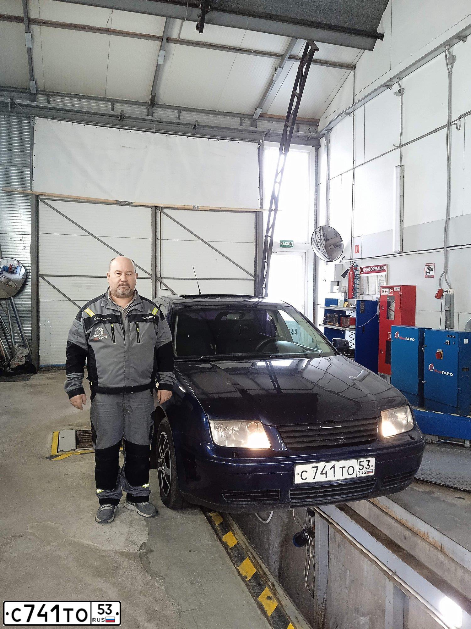 Фото автомобиля VOLKSWAGEN BORA, 2001 — госномер С071СТ198. Цвет: синий