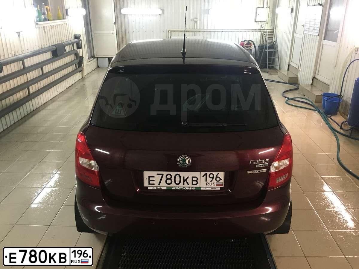 Фото автомобиля SKODA FABIA, 2010 — госномер Р272ЕР96. Цвет: ТЕМНО-КРАСНЫЙ