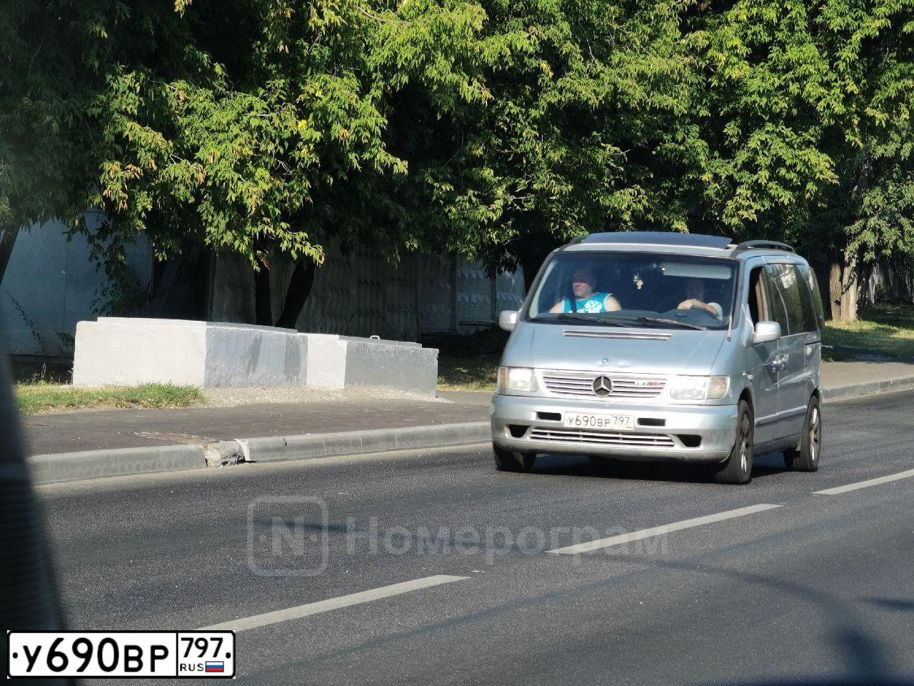 Фото автомобиля MERCEDES V-KLASSE, 2001 — госномер У690ВР797. Цвет: БЕЛЫЙ(СЕРЕБРИСТЫЙ