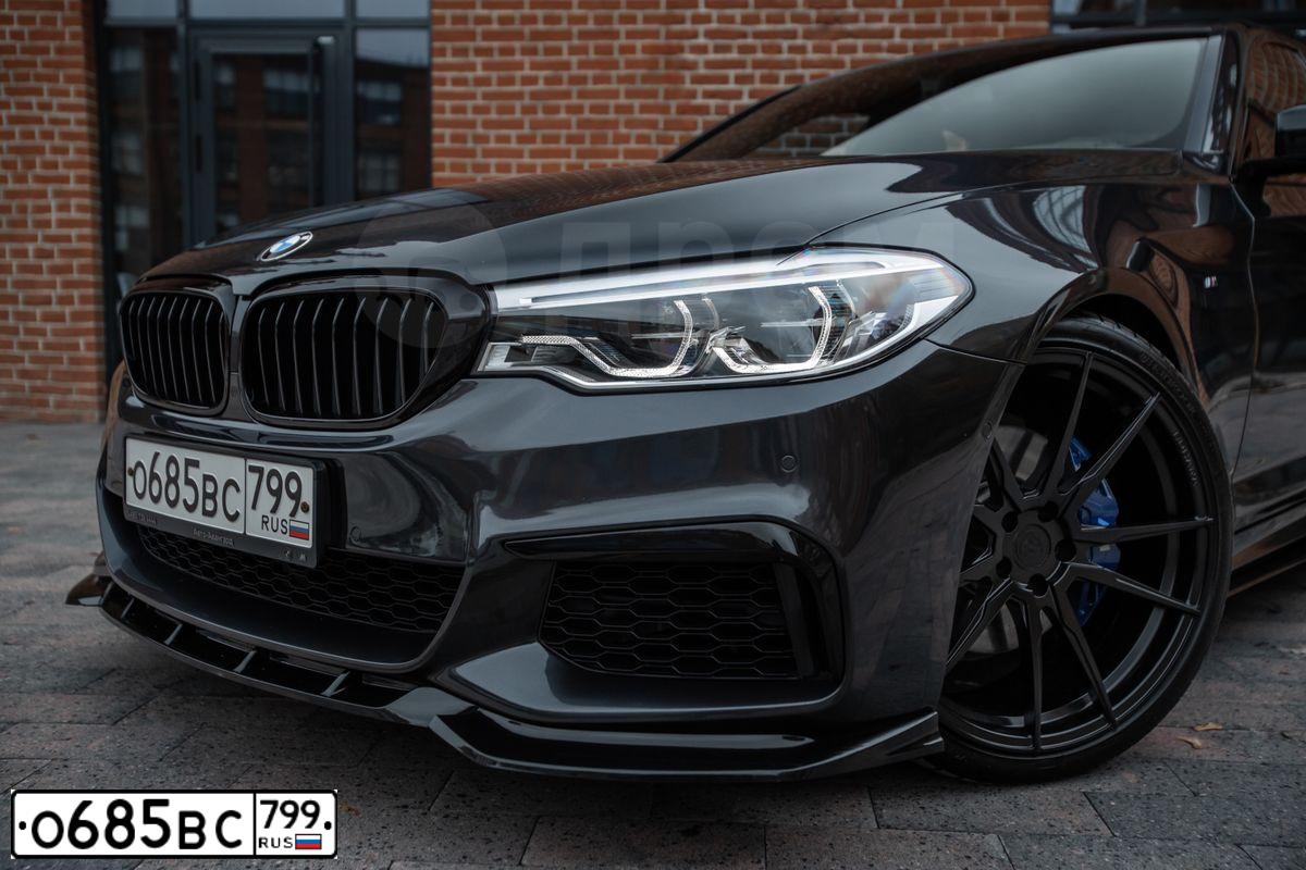 Фото автомобиля BMW SERIE 5, 2018 — госномер О685ВС799. Цвет: ТЕМНО-СЕРЫЙ