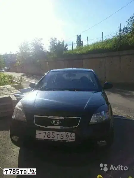 Фото автомобиля KIA RIO, 2010 — госномер Т785ТВ64. Цвет: ЧЕРНЫЙ