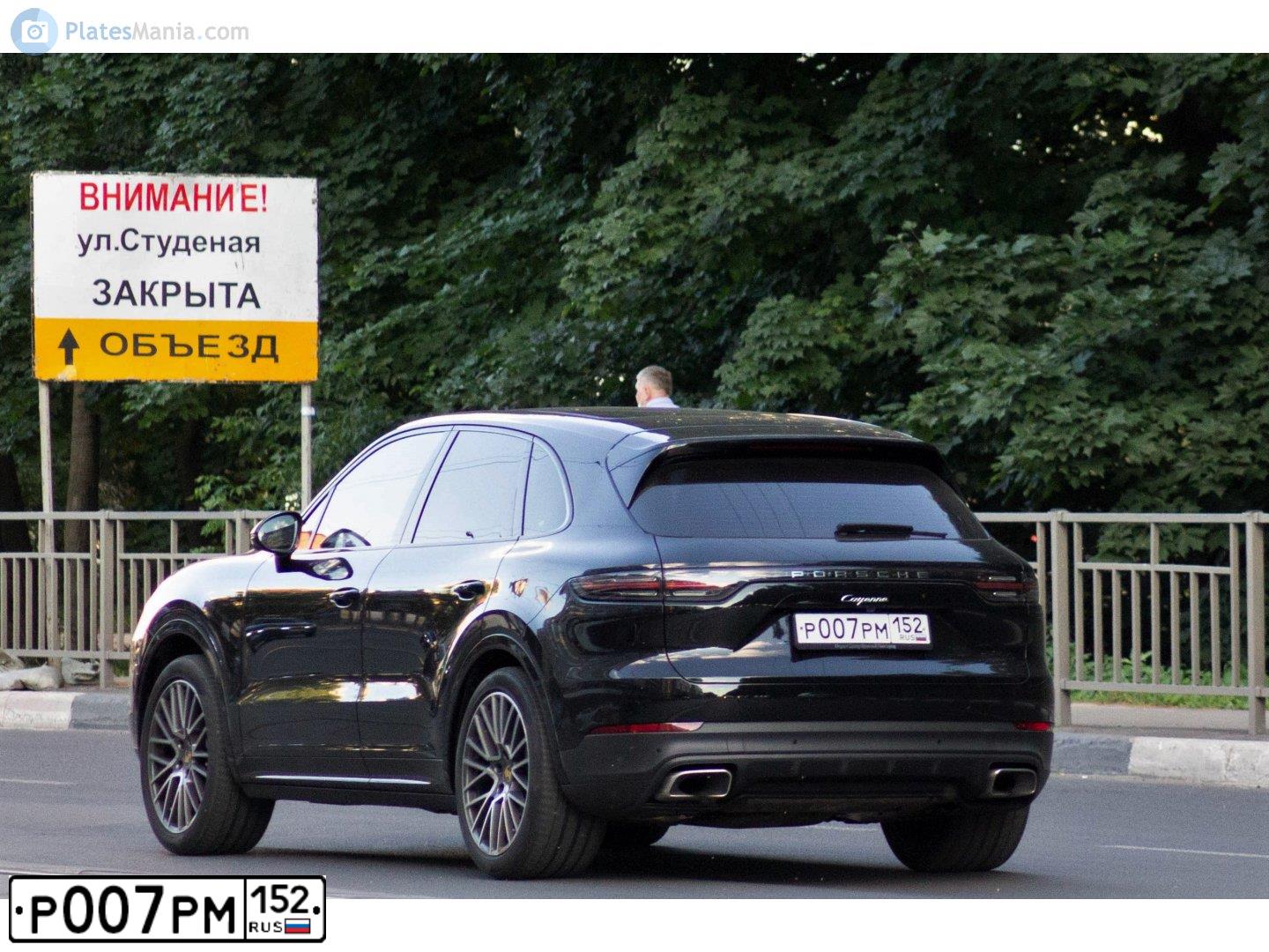 Фото автомобиля PORSCHE CAYENNE, 2019 — госномер У001РК33. Цвет: черный