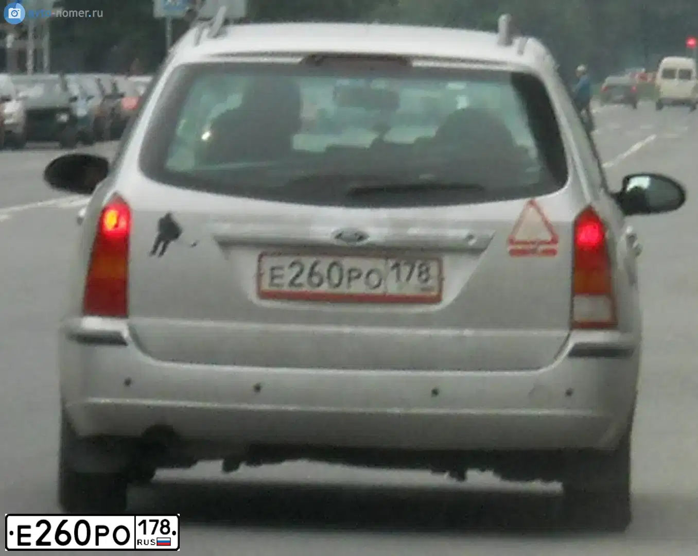 Фото автомобиля FORD FOCUS, 2004 — госномер С556НА178. Цвет: СЕРЕБРИСТЫЙ