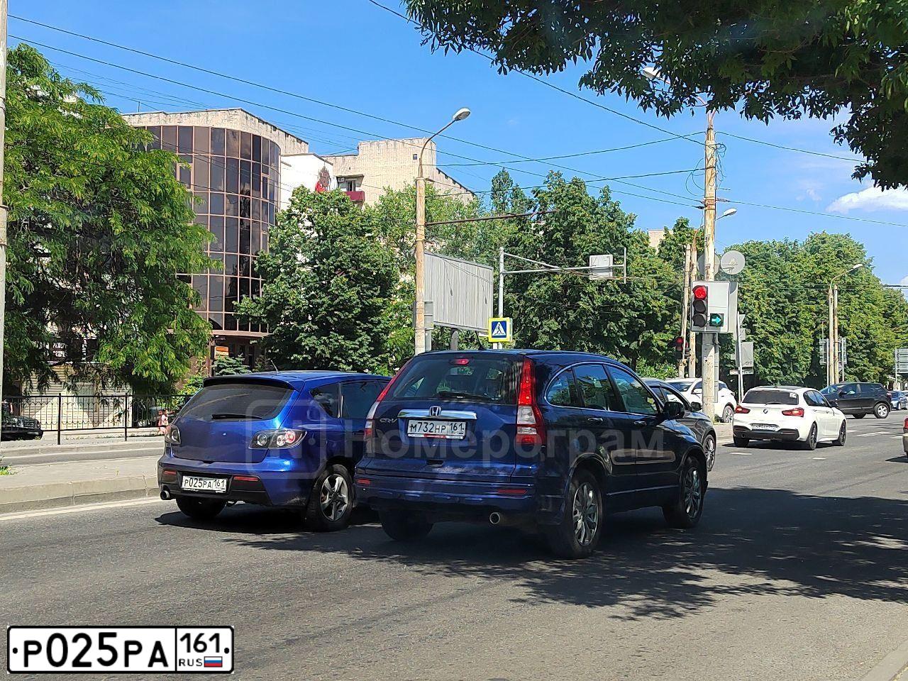 Фото автомобиля MAZDA 3, 2006 — госномер Е064КО180. Цвет: синий
