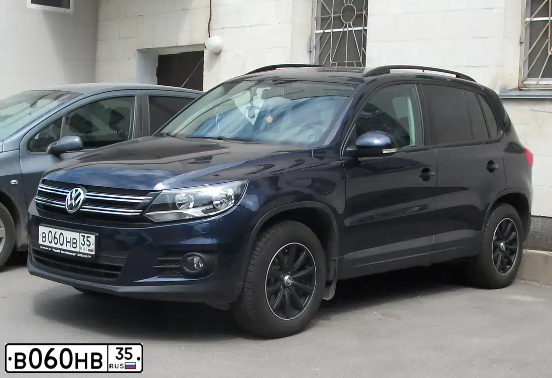 Фото автомобиля VOLKSWAGEN TIGUAN, 2012 — госномер В060НВ35. Цвет: СИНИЙ