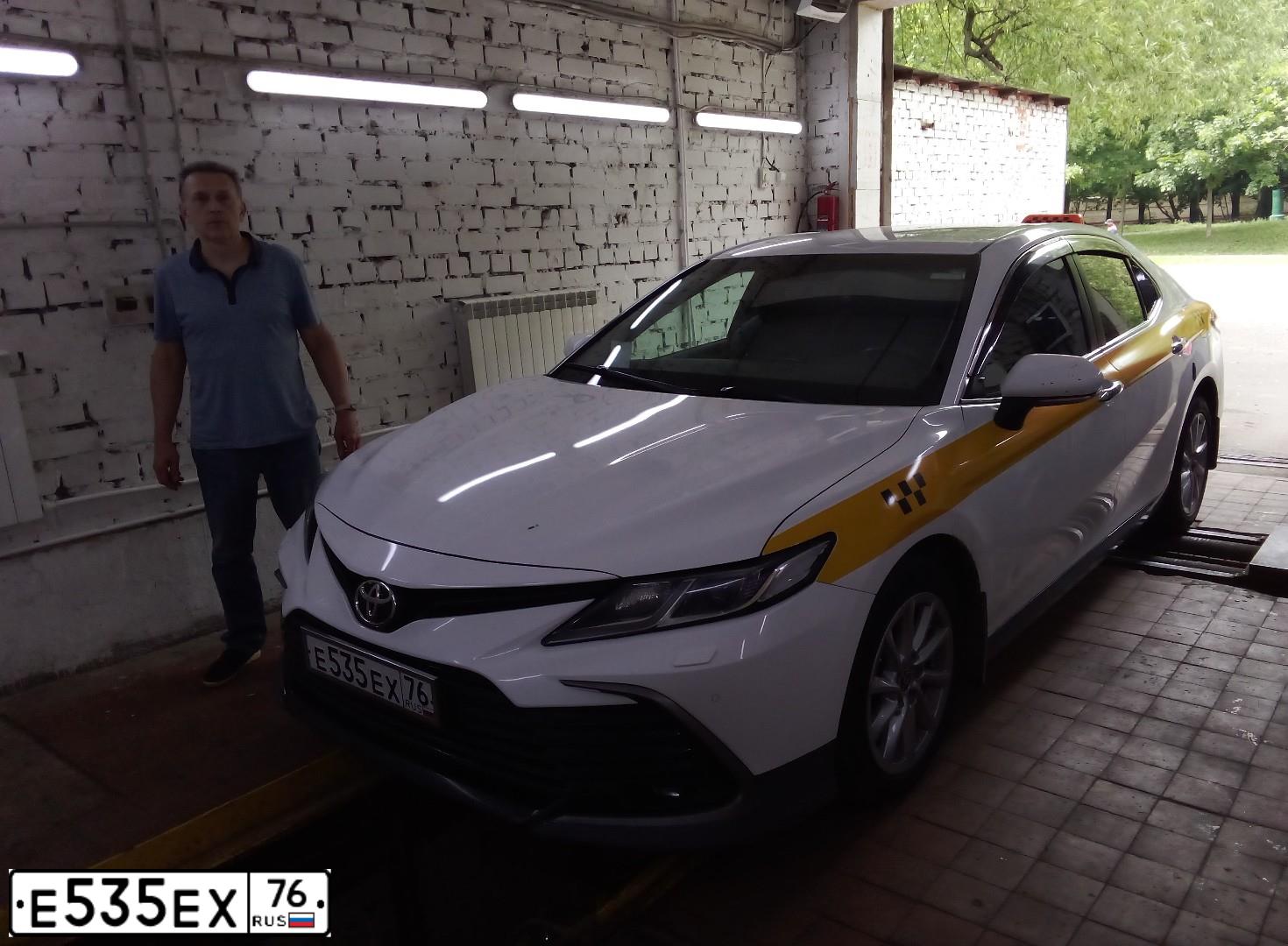 Фото автомобиля TOYOTA CAMRY, 2021 — госномер Е535ЕХ76. Цвет: БЕЛЫЙ-ЖЕЛТЫЙ-СЕРЫЙ