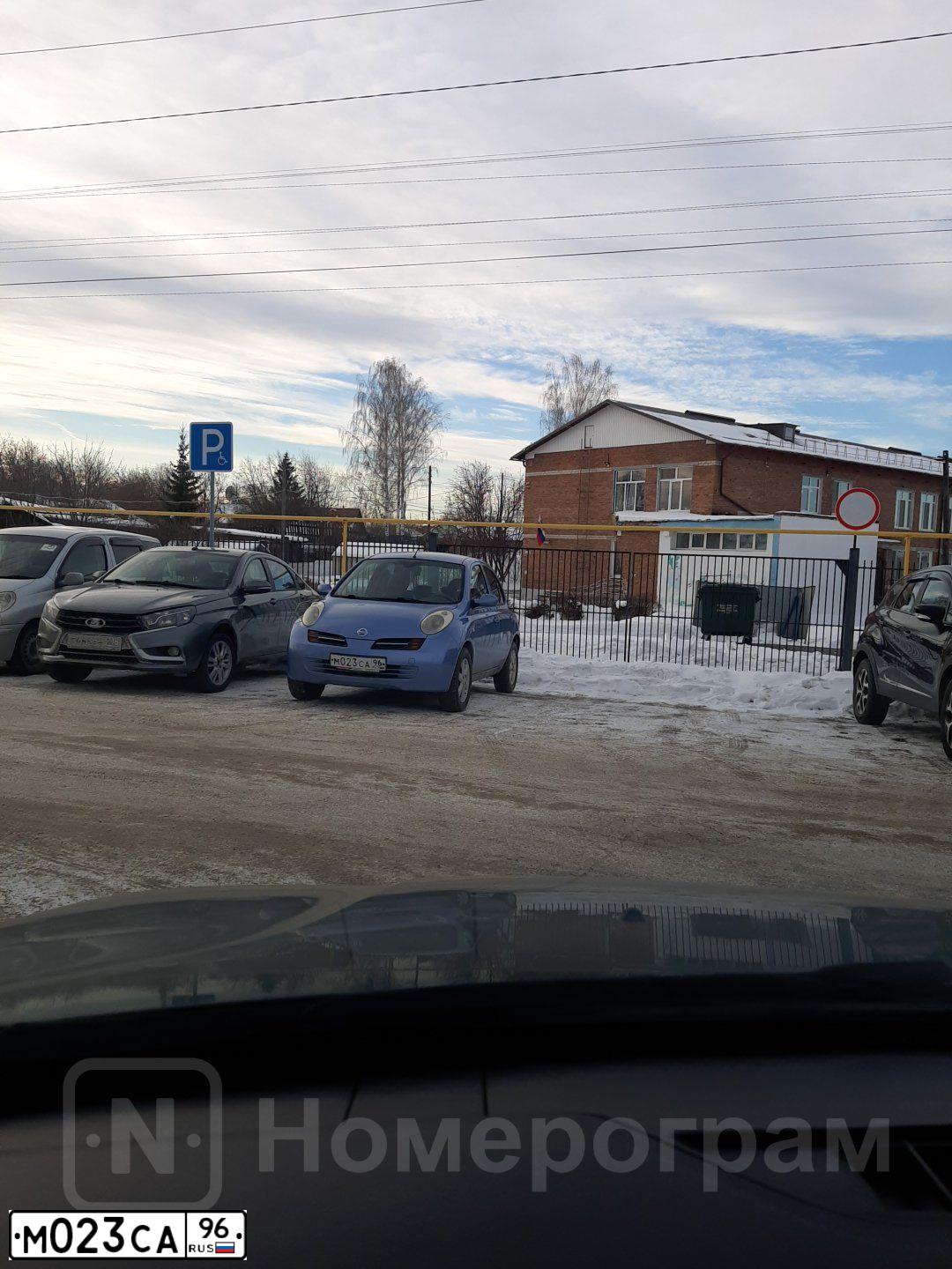 Фото автомобиля NISSAN MICRA, 2003 — госномер М023СА96. Цвет: СИНИЙ
