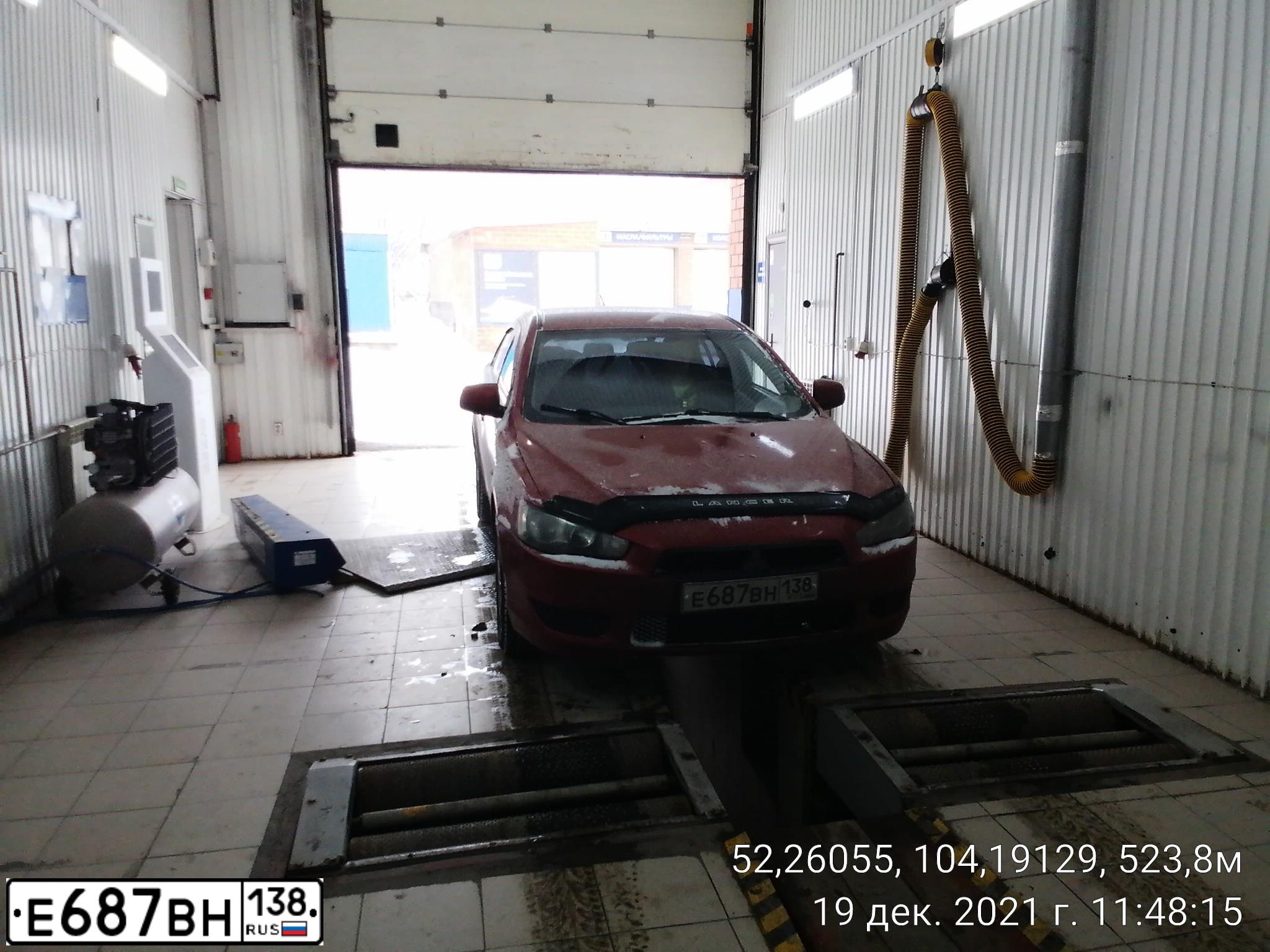 Фото автомобиля MITSUBISHI LANCER, 2008 — госномер К675МХ178. Цвет: Красный