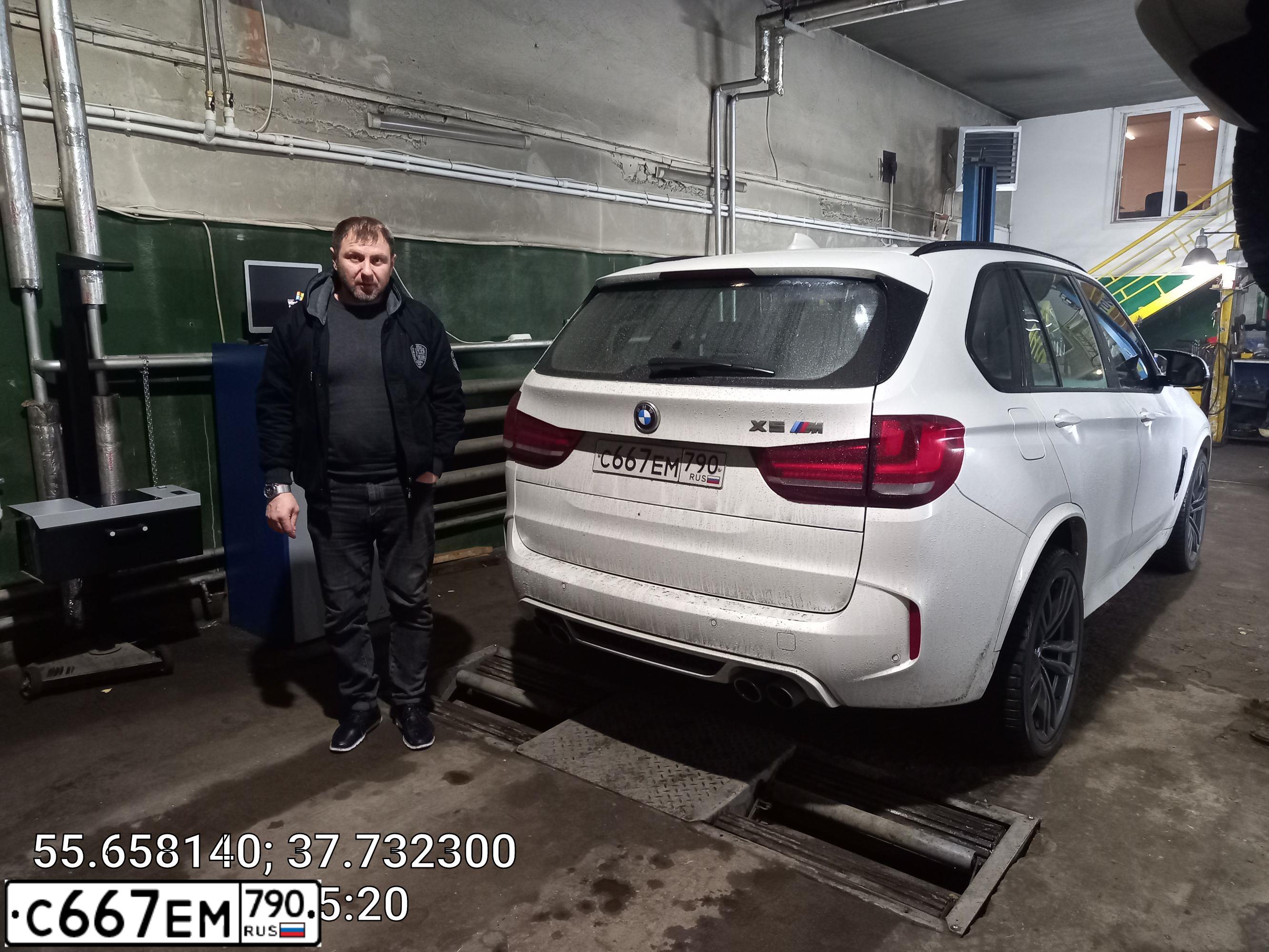 Фото автомобиля BMW X5M, 2017 — госномер О717ОТ716. Цвет: БЕЛЫЙ