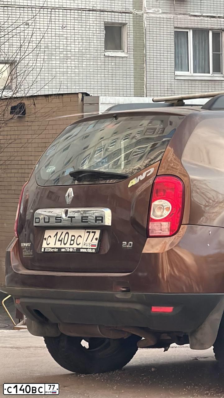 Фото автомобиля RENAULT DUSTER, 2013 — госномер С140ВС77. Цвет: КОРИЧНЕВЫЙ