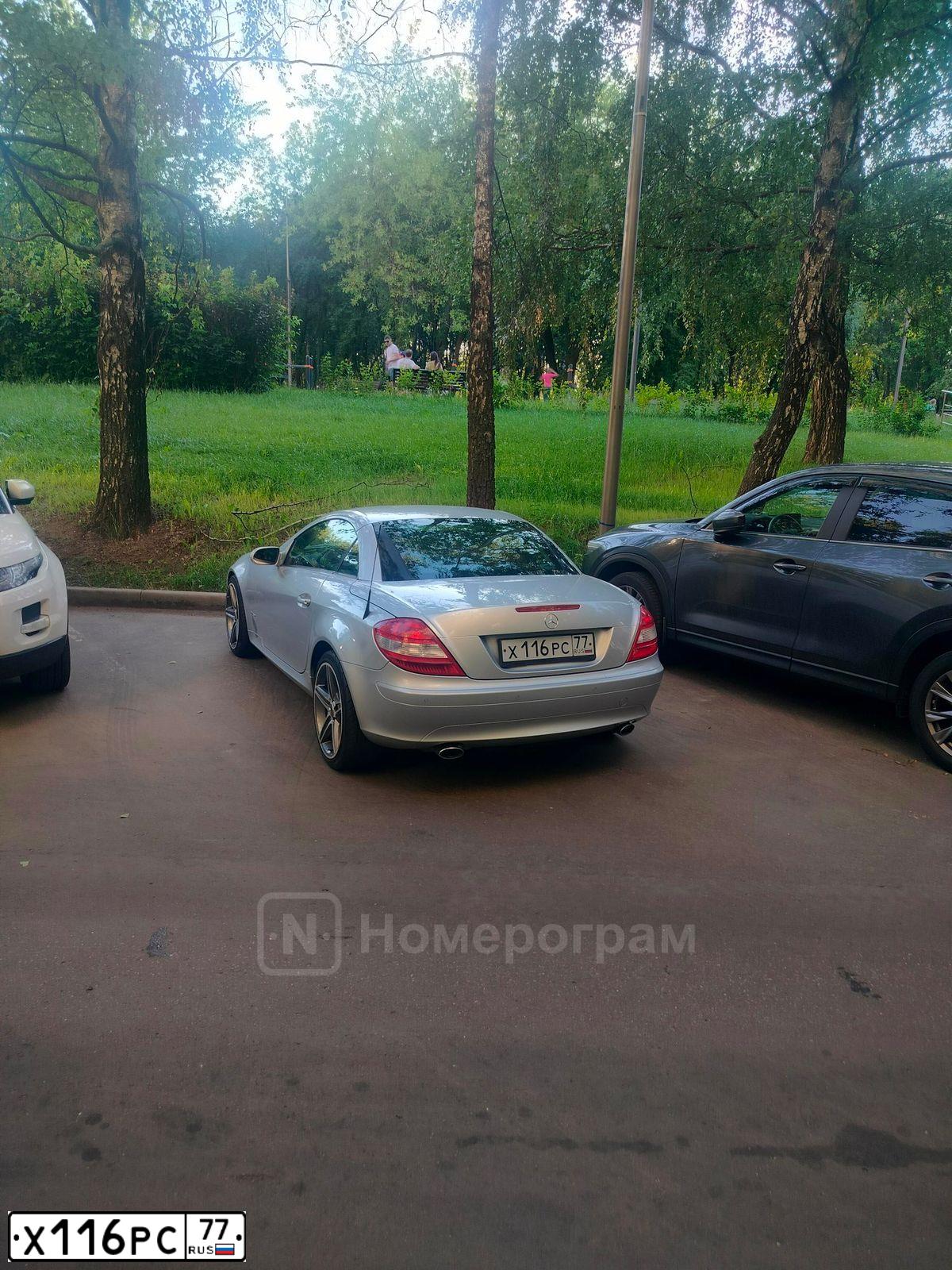 Фото автомобиля MERCEDES SLK-KLASSE, 2004 — госномер Х116РС77. Цвет: СЕРЫЙ