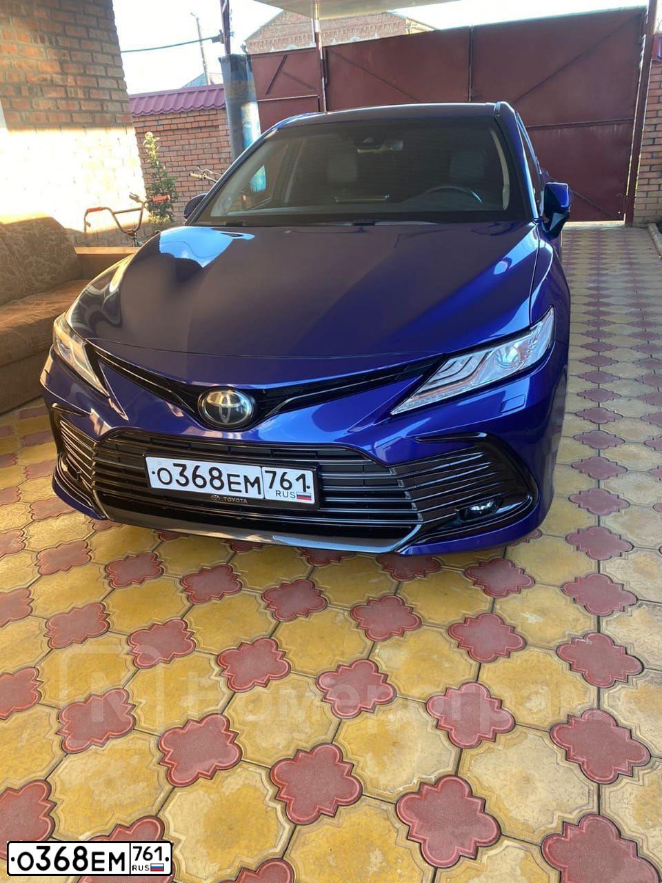 Фото автомобиля TOYOTA CAMRY, 2021 — госномер Т776ЕТ761. Цвет: синий