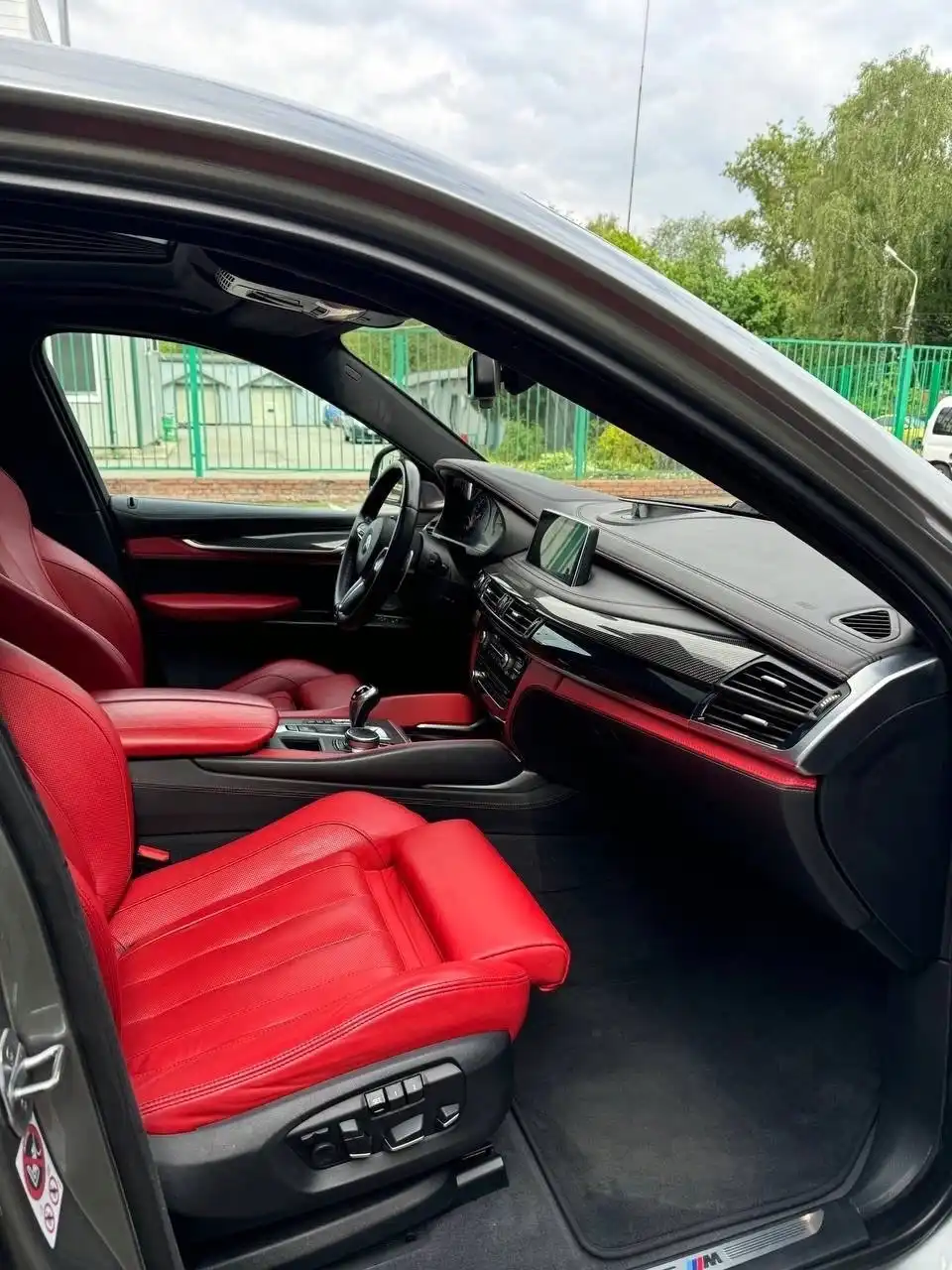 Фото автомобиля BMW X6M, 2017 — госномер А163НТ778. Цвет: СЕРЫЙ