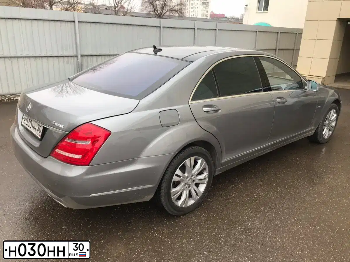 Фото автомобиля MERCEDES S-KLASSE, 2018 — госномер Н030НН30. Цвет: Серый