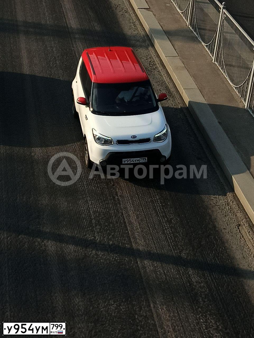 Фото автомобиля KIA SOUL, 2016 — госномер М494УК82. Цвет: БЕЛЫЙ-КРАСНЫЙ