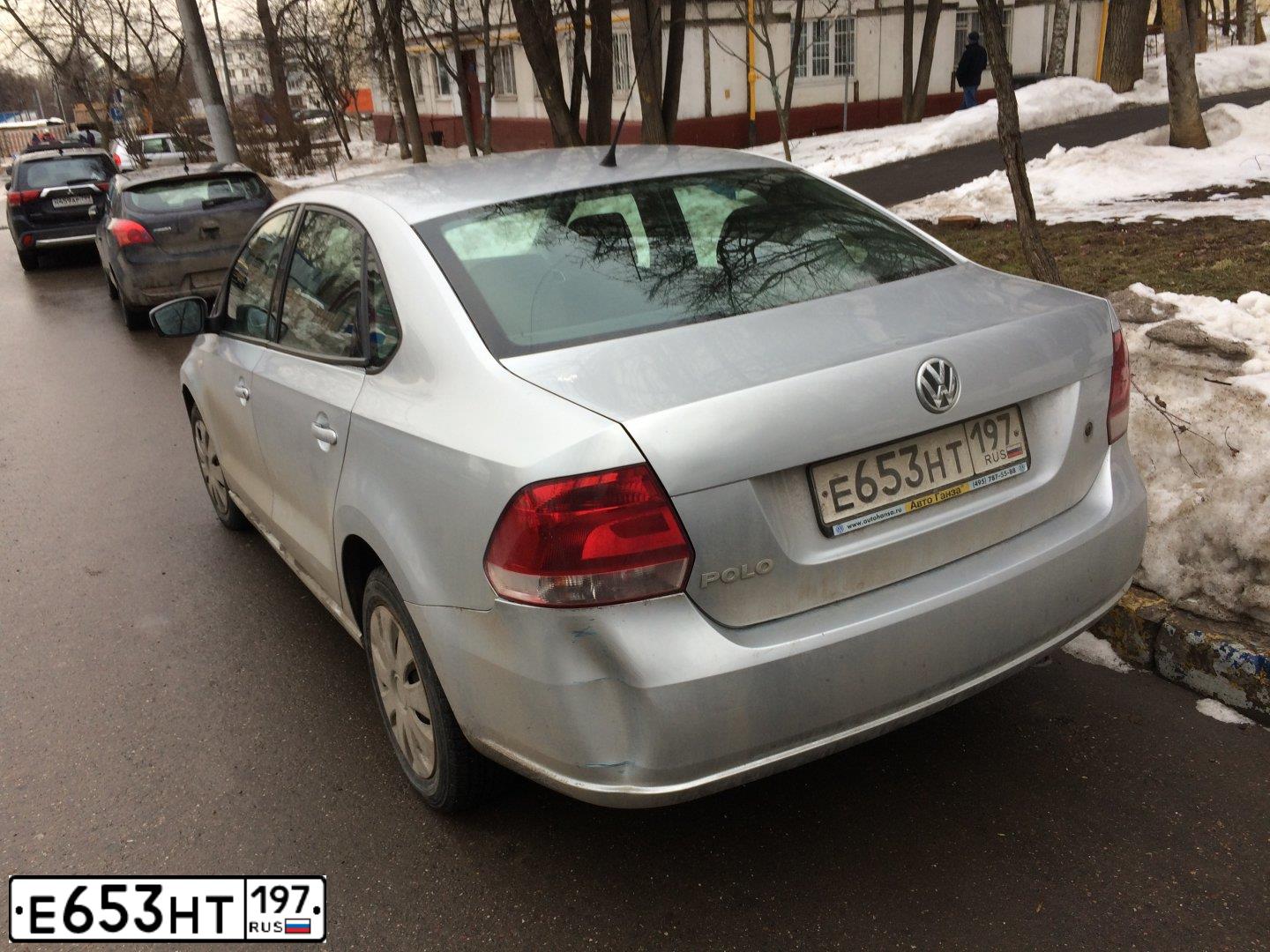 Фото автомобиля VOLKSWAGEN POLO, 2011 — госномер Е653НТ197. Цвет: СЕРЫЙ