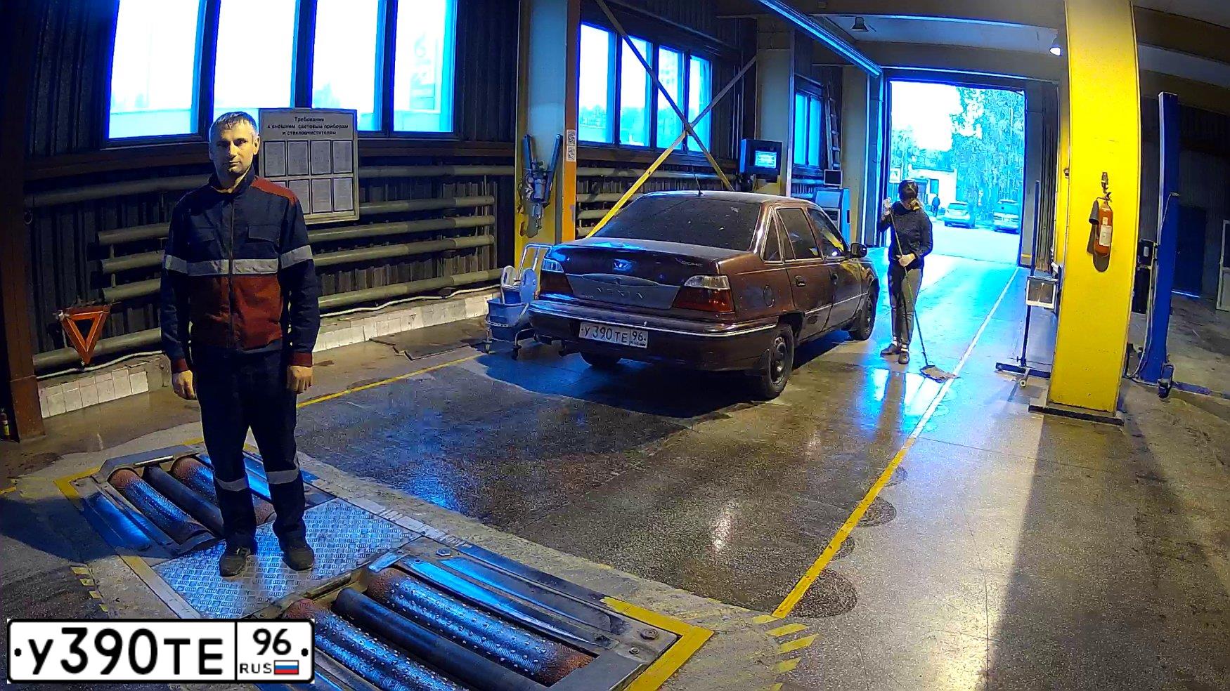 Фото автомобиля DAEWOO NEXIA, 2006 — госномер У390ТЕ96. Цвет: ТЕМНО-КРАСНЫЙ