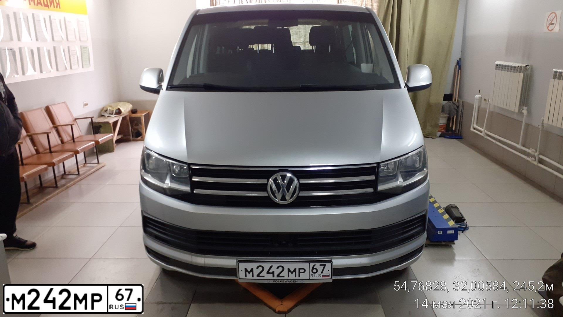 Фото автомобиля VOLKSWAGEN CARAVELLE, 2016 — госномер М242МР67. Цвет: СЕРЫЙ