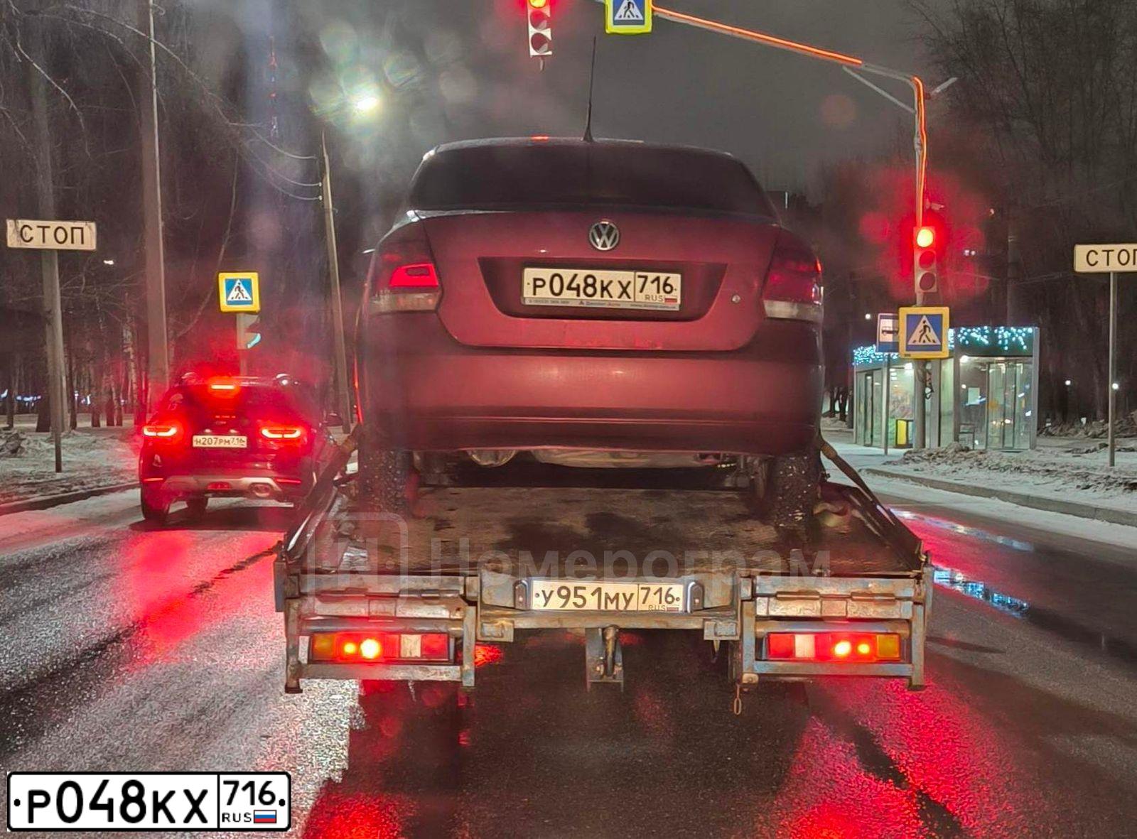 Фото автомобиля VOLKSWAGEN POLO, 2011 — госномер Р048КХ716. Цвет: ВИШНЕВО-КРАСНЫЙ