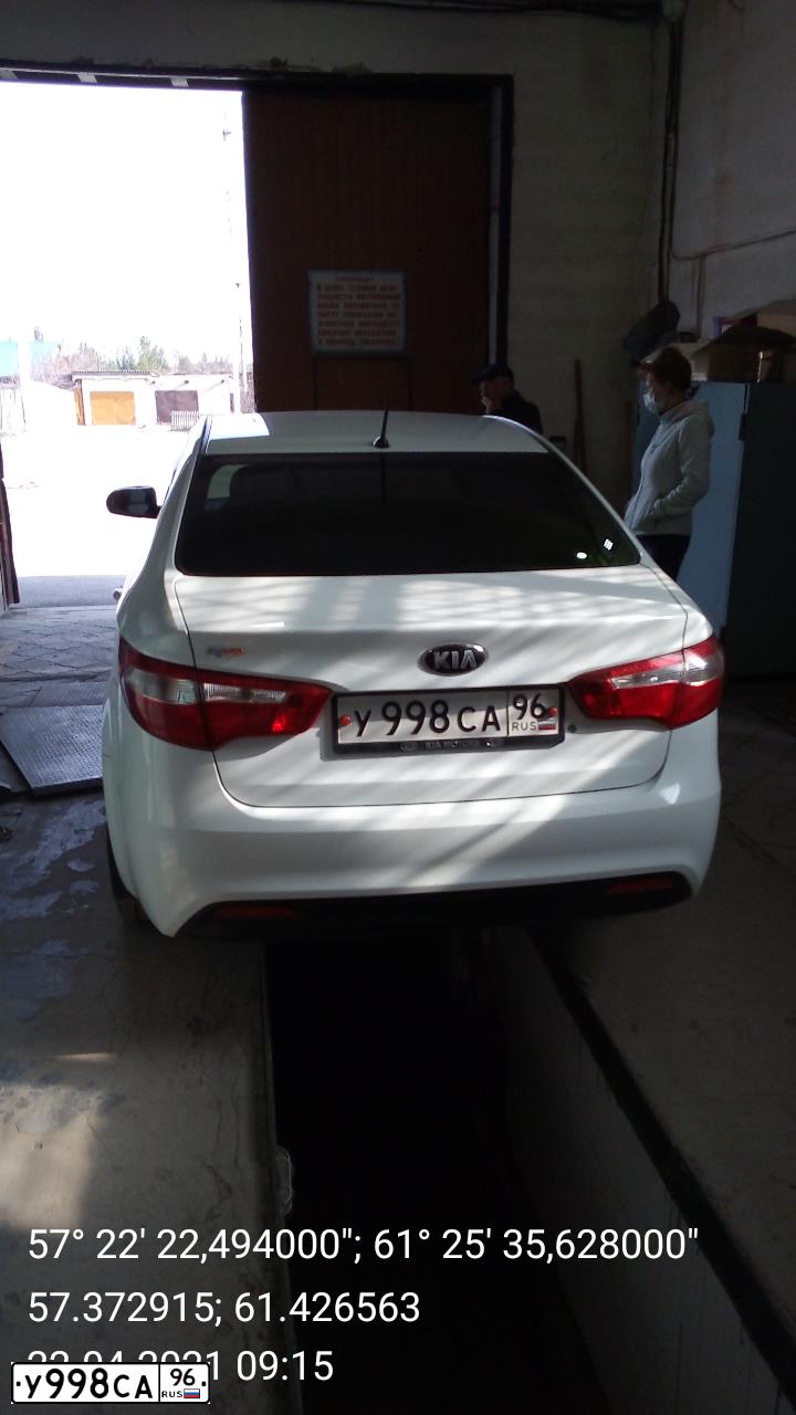 Фото автомобиля KIA RIO, 2013 — госномер У998СА96. Цвет: БЕЛЫЙ