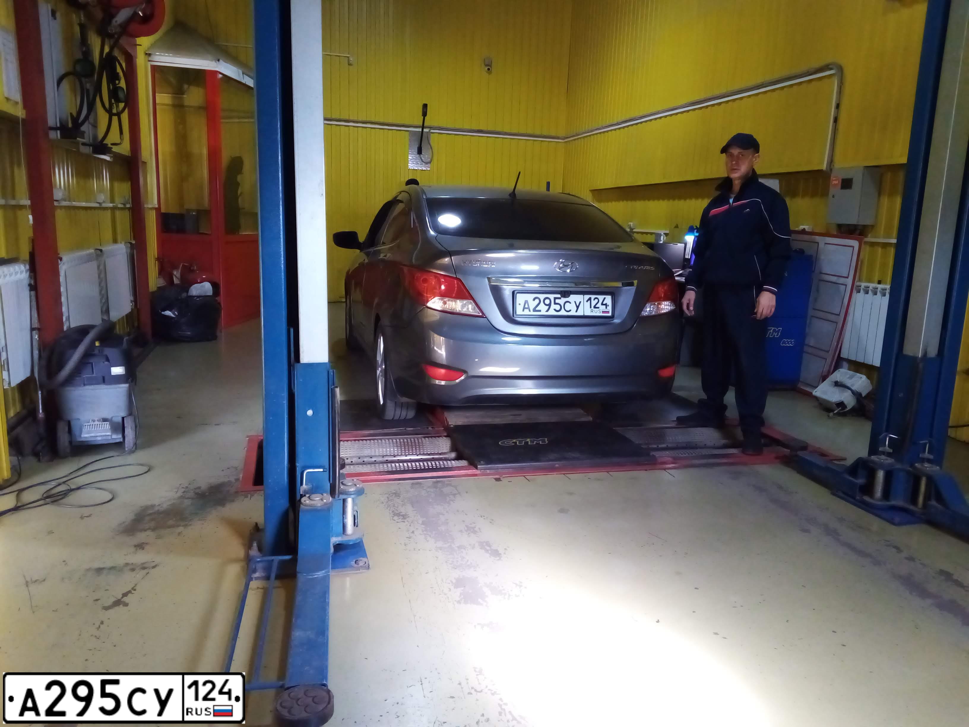 Фото автомобиля HYUNDAI SOLARIS, 2011 — госномер А295СУ124. Цвет: ЧЕРНО-СЕРЫЙ