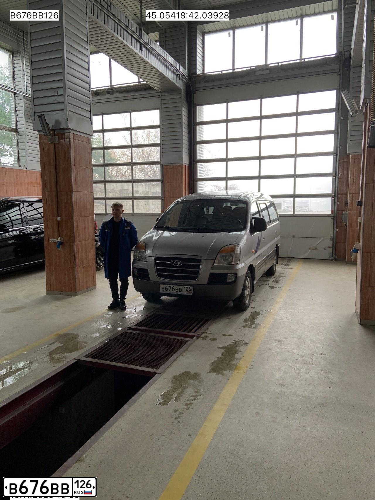 Фото автомобиля HYUNDAI H 1/H 100/STAREX, 2007 — госномер В676ВВ126. Цвет: ТЕМНО-СЕРЫЙ