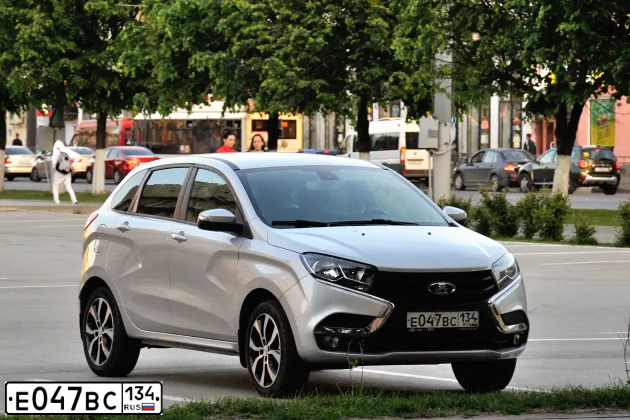 Фото автомобиля LADA XRAY, 2017 — госномер Е047ВС134. Цвет: СЕРЕБРИСТЫЙ