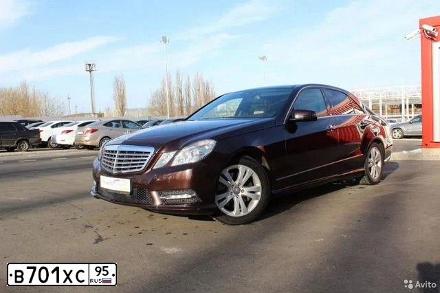 Фото автомобиля MERCEDES E-KLASSE, 2011 — госномер Р911АТ05. Цвет: Коричневый