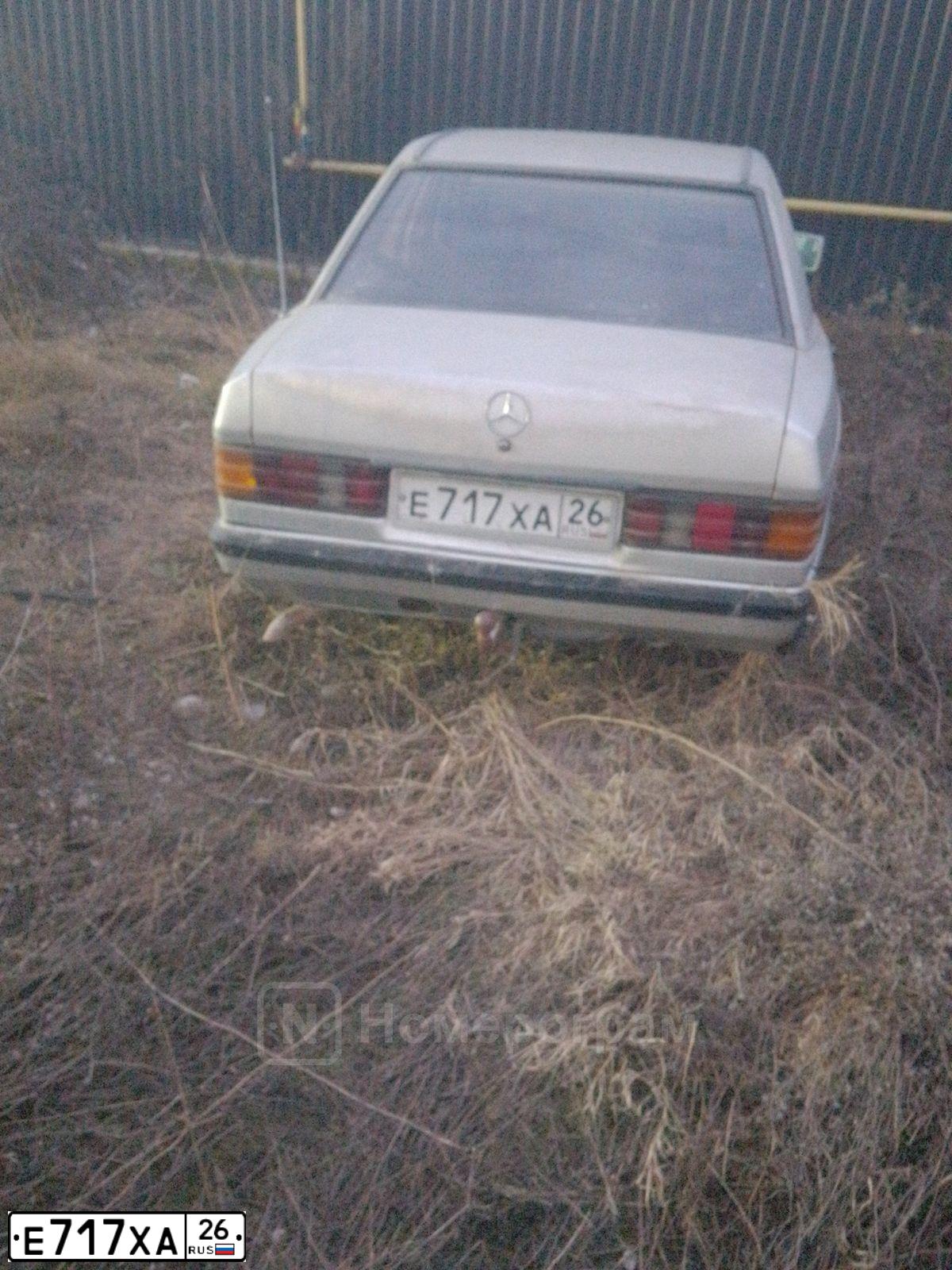 Фото автомобиля MERCEDES C-KLASSE, 1985 — госномер Е717ХА26. Цвет: СВЕТЛО-СЕРЫЙ