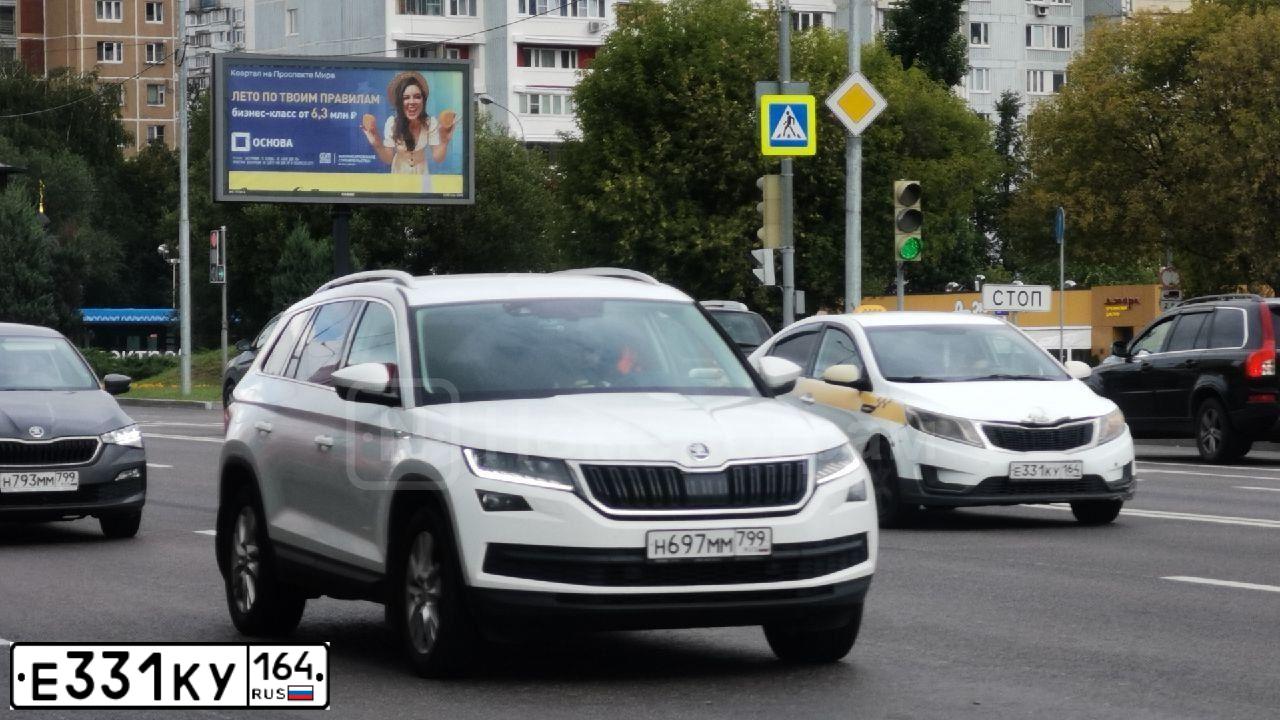 Фото автомобиля KIA RIO, 2014 — госномер Е331КУ164. Цвет: БЕЛЫЙ-ЖЕЛТЫЙ-СЕРЫЙ