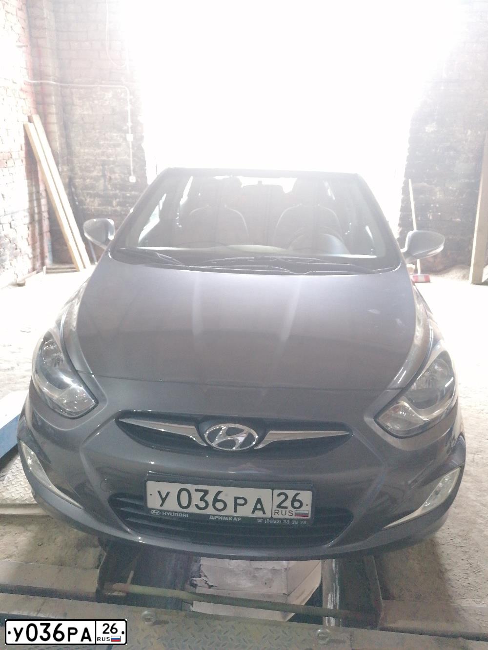 Фото автомобиля HYUNDAI SOLARIS, 2011 — госномер У036РА26. Цвет: ЧЕРНО-СЕРЫЙ