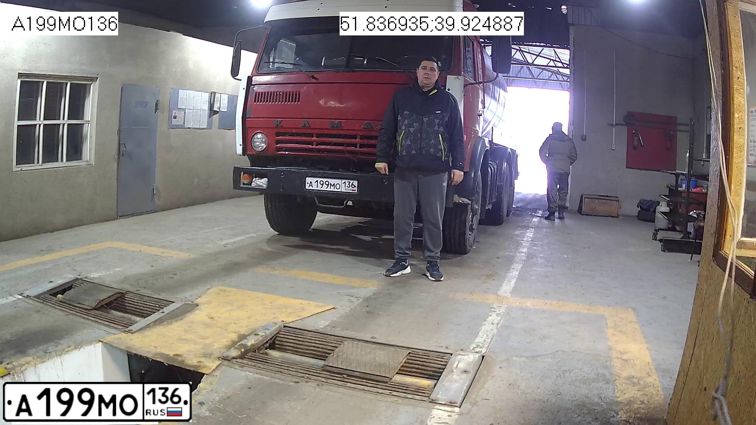Фото автомобиля KAMAZ 5410 /6X4/, 1992 — госномер А199МО136. Цвет: Красный