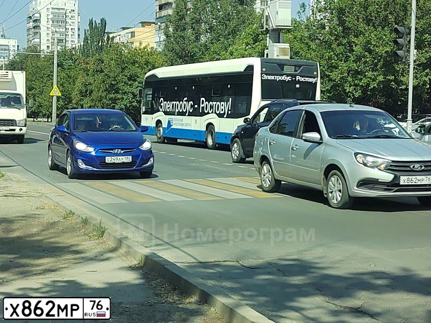 Фото автомобиля CHEVROLET NIVA, 2004 — госномер Х862МР76. Цвет: СЕРЫЙ