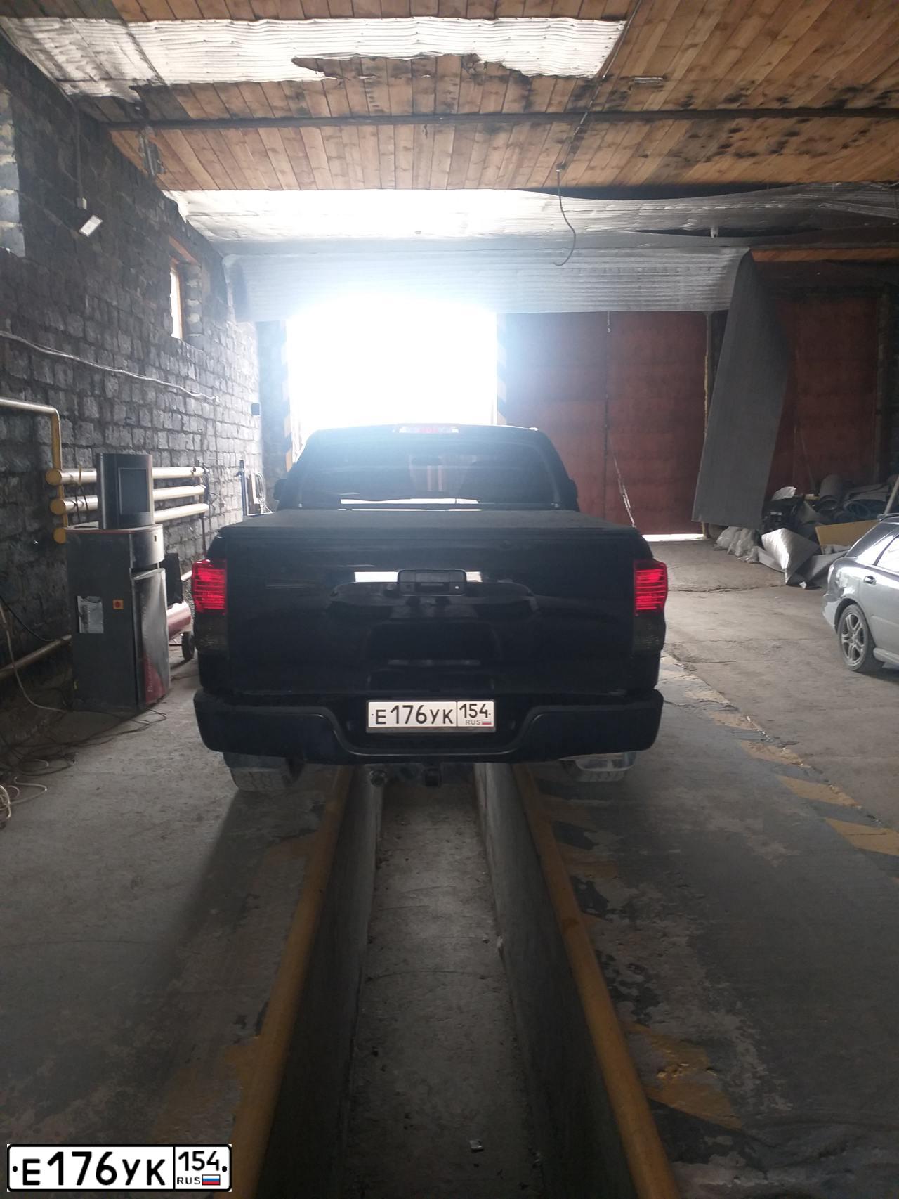 Фото автомобиля TOYOTA TUNDRA, 2010 — госномер А030АА161. Цвет: ЧЕРНЫЙ
