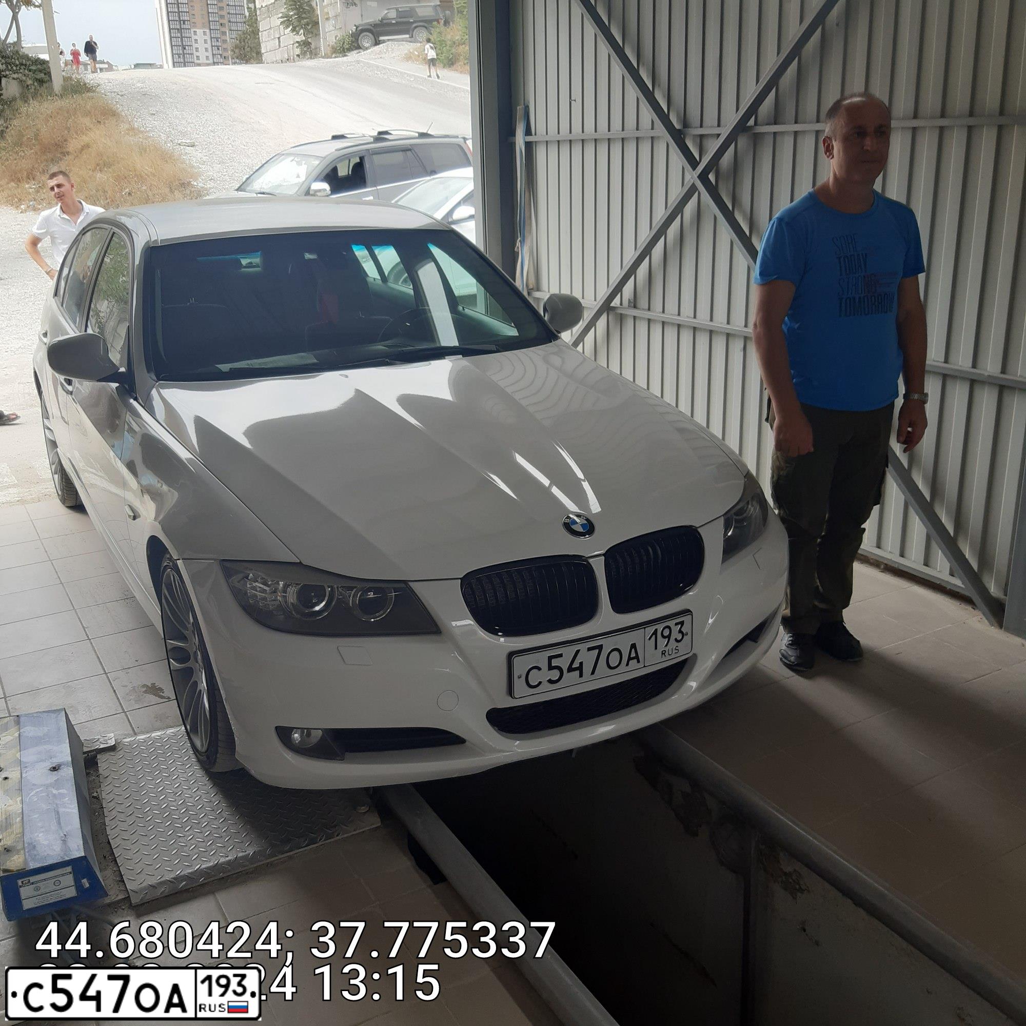 Фото автомобиля BMW SERIE 3, 2011 — госномер С547ОА193. Цвет: Белый